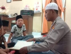 Ajak Anak – Anak Hindari Bermain Petasan, Aiptu Tantawi Ajarkan Baca Al – quran