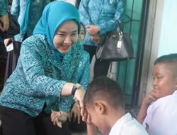 Ketua Pj.TP.PKK Kabupaten Langkat Memberikan Pembinaan Di Kegiatan UP2K PKK