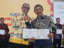 Pj Bupati Langkat Terima Mohammad Syafei Awards