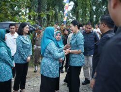 Ny. Endang Kurniasih Dampingi Kahiyang Ayu Tinjau Posyandu dan Salurkan Bantuan di Langkat