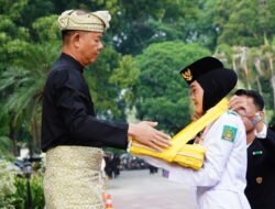 Sekda Langkat Serahkan Duplikat Bendera Pusaka ke Paskibra
