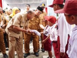 Dukung Generasi Emas 2045, Syah Afandin Bagikan 1.020 Seragam SD