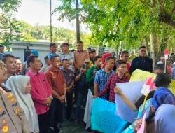 Demo di DPRD Langkat, Orator ‘Risih’ Dengar Asmaul Husna