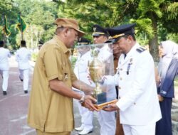 Syah Afandin Serahkan Penghargaan Kecamatan dan Kelurahan Terbaik 2025