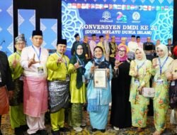 Ny. Endang Syah Afandin Terima Anugerah Tun Fatimah pada Konvensyen Dunia Melayu Dunia Islam