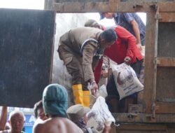 Bupati Langkat Kirim Satu Truk Fuso Logistik untuk Warga Tanjung Pura