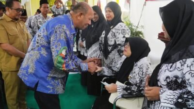 Bupati Langkat Salurkan Donasi PGRI untuk GTK Terdampak Banjir di Tanjung Pura