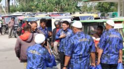 Ricky Anthony Bagikan 250 Bingkisan Lebaran kepada Penarik Becak di Stabat