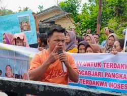Diduga Dikriminalisasi PT ALAM, Puluhan Warga Desak Hakim Bebaskan Terdakwa
