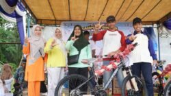 Ny. Endang Syah Afandin Sumbang Sepeda, Meriahkan Peresmian Kampung Binaan Polres Langkat