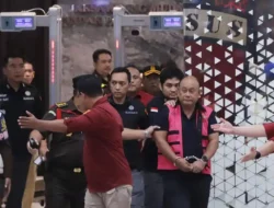 Usai Dicopot Presiden Prabowo, Dadan Hindayana Kenakan ‘Rompi Pink’ Kejagung